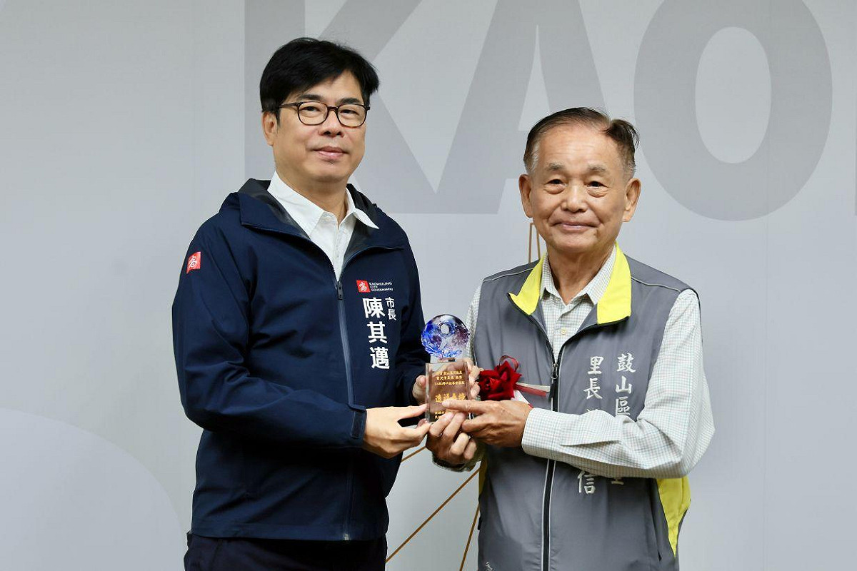 陳其邁(左)表揚鼓山區河邊里里長曾茂信(右)。 圖：高雄市民政局/提供