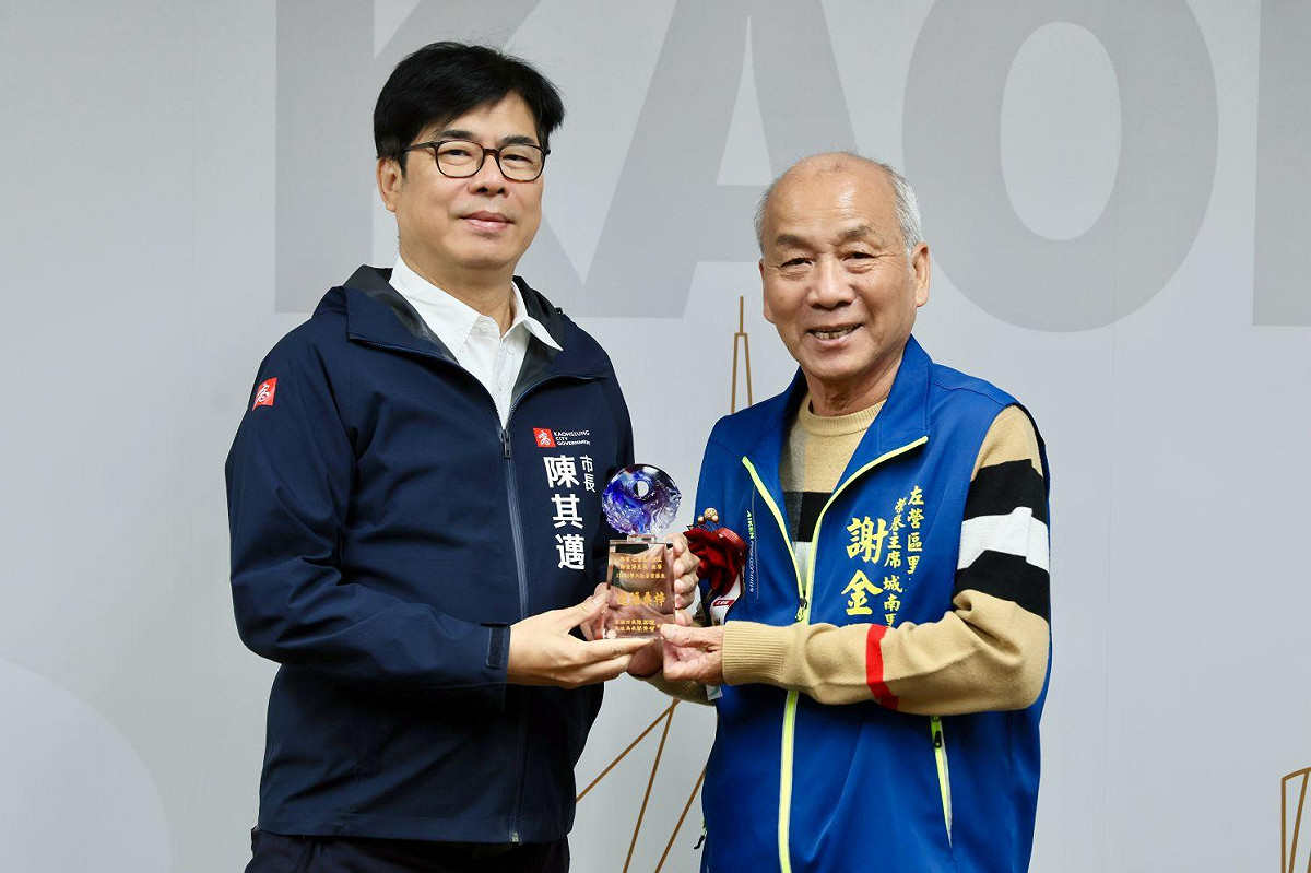 陳其邁(左)表揚左營區城南里里長謝金得(右)。 圖：高雄市民政局/提供