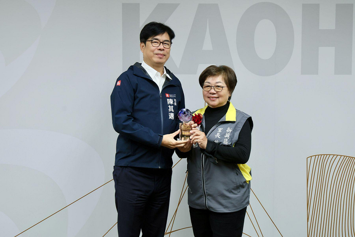 陳其邁(左)表揚新興區仁聲里里長蕭育霞(右)。 圖：高雄市民政局/提供