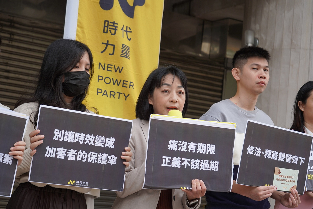 時代力 量黨主席王婉諭日前偕同倖存者與民間團體聲援「兒少性侵追訴期釋憲案」，呼籲大法官聽見被害人聲音。 圖：時代力量 提供（資料照）