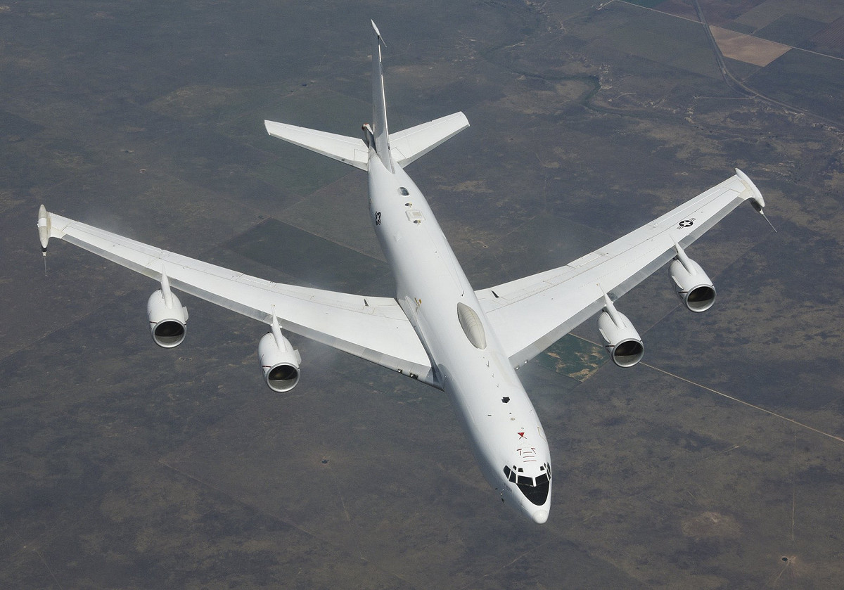 在軍事部署方面，美國已向中東派遣波音 E-6B「水星」通訊機，被譽為「末日飛機」，作為美國核武力量空中指揮中心，即使地面指揮遭摧毀，也可協調各類戰略行動。 圖:翻攝自X帳號@Wangwenhaha0518