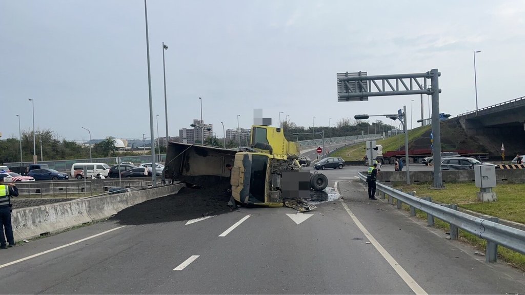 方姓曳引車駕駛10日載運砂石，下高雄市燕巢區國道10號交流道，行經路口時疑闖紅燈，與1輛車發生碰撞，造成4人輕傷，送醫後都無生命危險。（高雄市政府警察局岡山分局提供）中央社記者張已亷傳真　115年3月10日