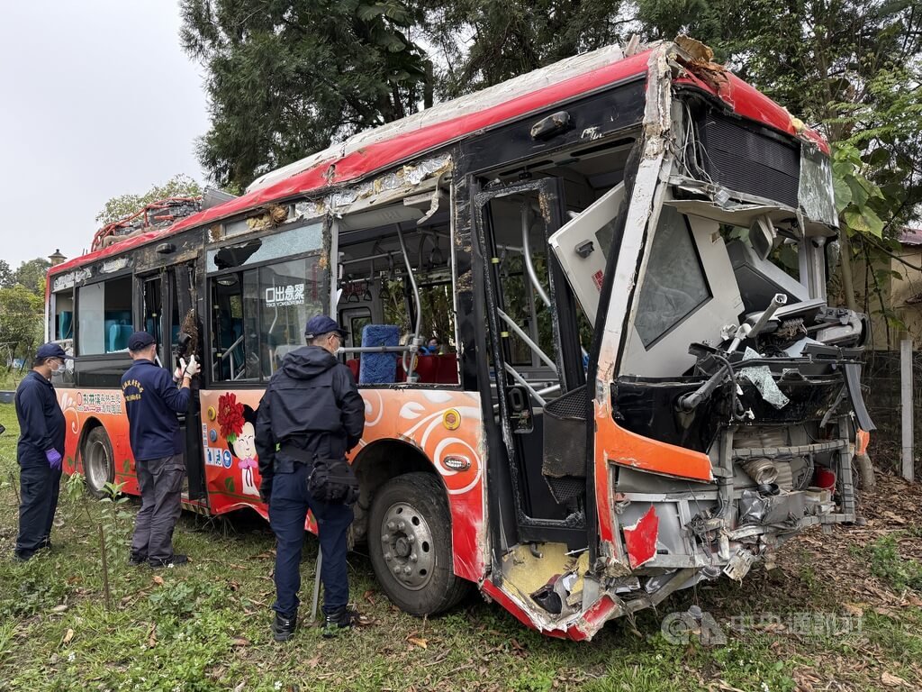 南投縣杉林溪森林生態渡假園區1輛園區電動接駁車9日墜落邊坡，釀駕駛與乘客共1死7傷，南投縣警察局鑑識人員、國家運輸安全調查委員會10日採證，針對撞擊點、儀表板、車體內外等仔細拍照。中央社記者蕭博陽南投縣攝　115年3月10日