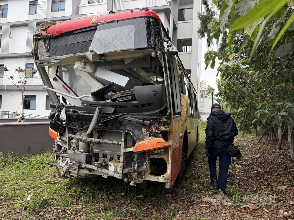 南投縣杉林溪森林生態渡假園區1輛園區電動接駁車9日墜落邊坡，釀駕駛與乘客共1死7傷，南投縣警察局鑑識人員、國家運輸安全調查委員會10日採證，可見車身嚴重損毀。中央社記者蕭博陽南投縣攝　115年3月10日