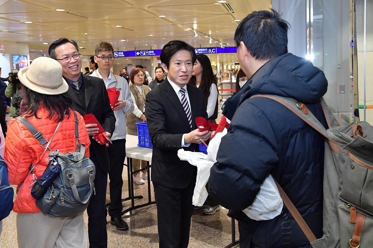 行政院秘書長張惇涵今（10）日下午則特別前往桃園機場接待返台國人，並表示中東地區的14個旅行團、354名旅客已全數返抵國門。 圖：行政院提供