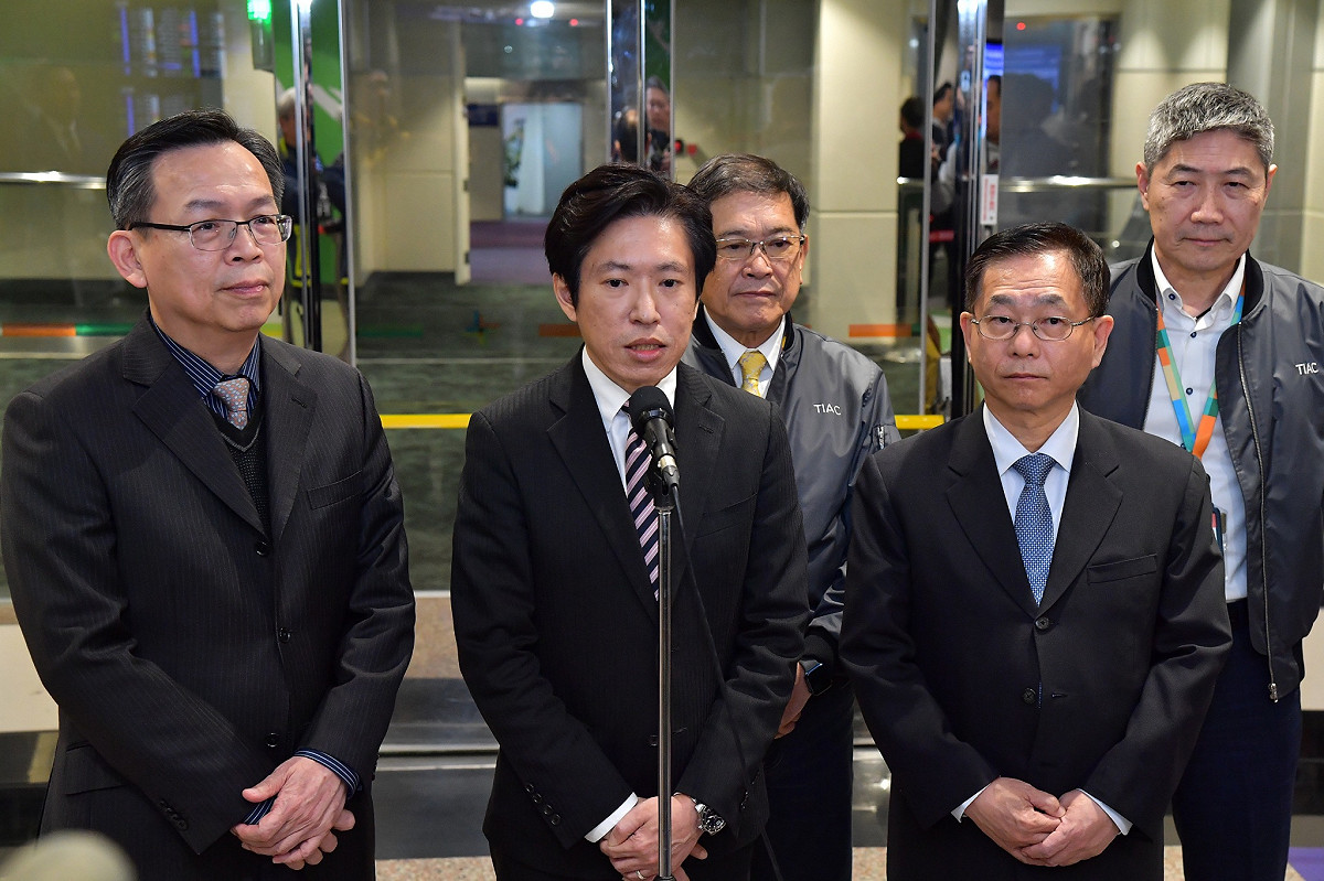 行政院秘書長張惇涵今（10）日下午則特別前往桃園機場接待返台國人，並表示他要拜託國人兩件事情，首先拜託沒有必要避免前往；其次是若必要得去，拜託主動到外交部網站登錄，讓外交部能夠主動聯繫。 圖：行政院提供