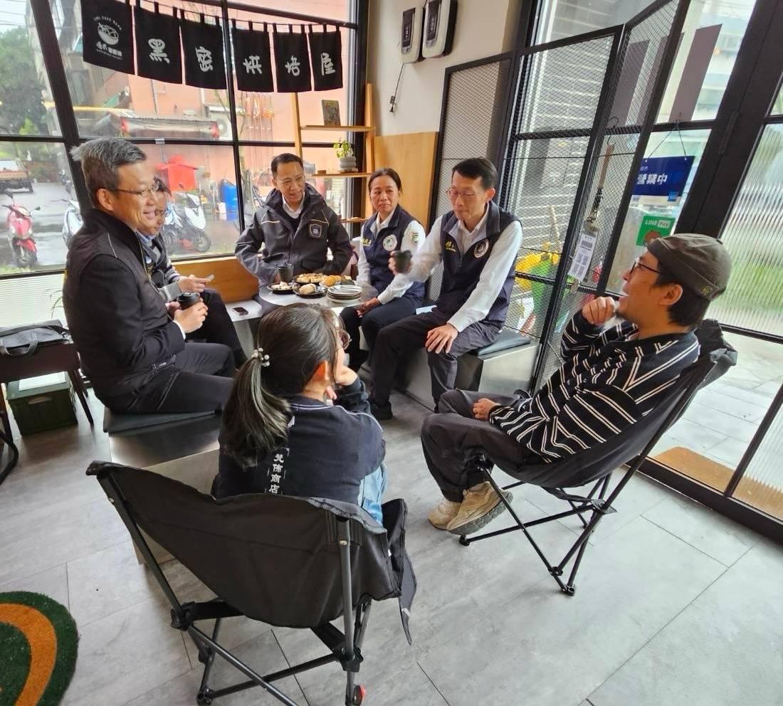大陸委員會參事魯仲尼代表陸委會主委邱垂正今(10)日偕台港經濟文化合作策進會同仁，與內政部移民署、海峽交流基金會人員，前往桃園市訪視香港新住民李國熹與余欣倫夫婦。 圖：台港經濟文化合作策進會提供