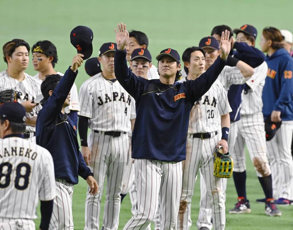 WBC經典賽日本隊10日以9比0擊敗捷克，賽後球星大谷翔平（前中）向觀眾揮手致意。（共同社）