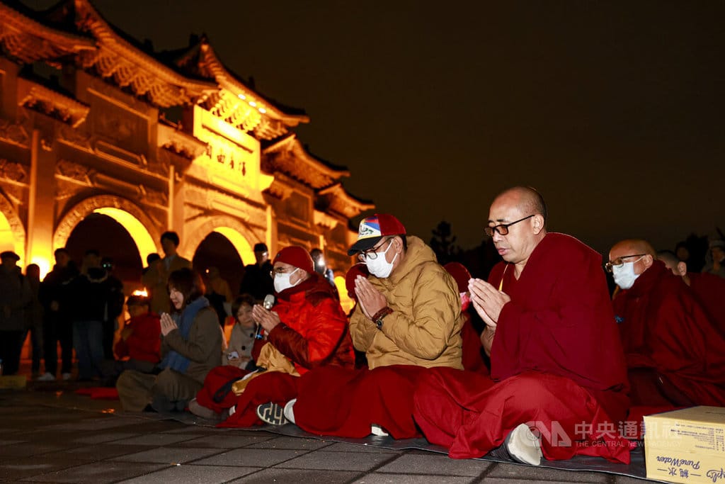 圖伯特（西藏）抗暴日67週年燭光晚會10日晚間在台北市自由廣場舉行，現場由喇嘛帶領誦經祈福，為西藏祈願自由與和平。 圖：中央社