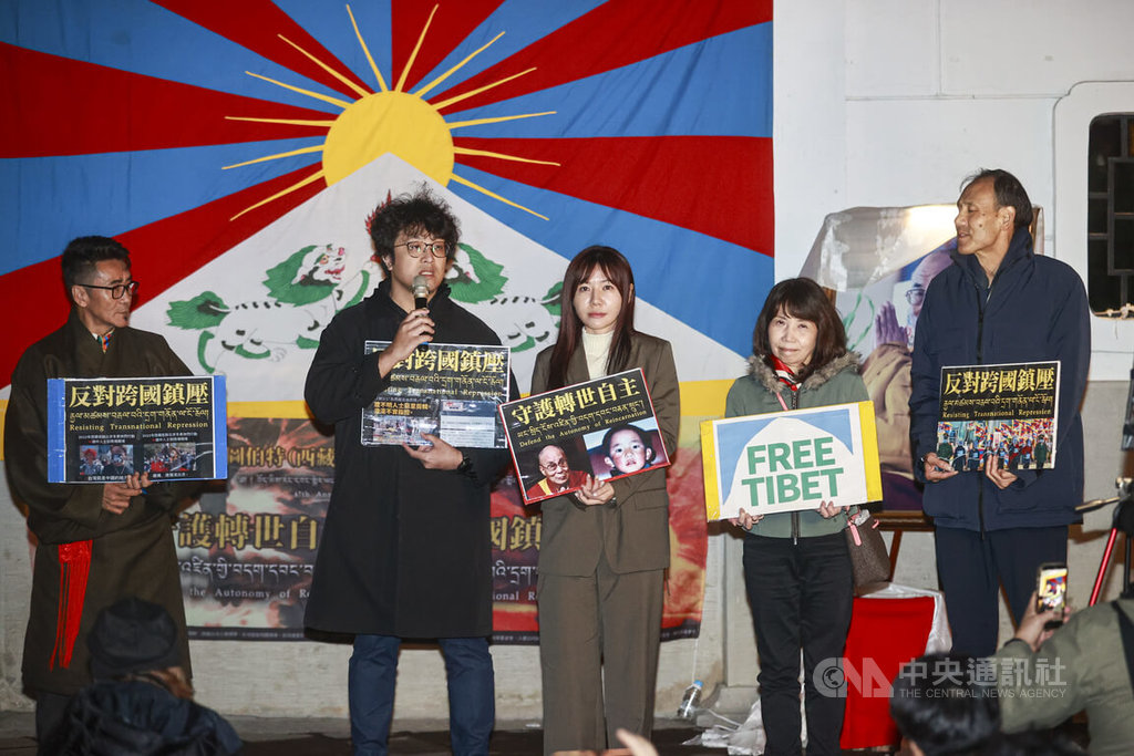 圖伯特（西藏）抗暴日67週年燭光晚會10日在台北自由廣場舉行，民進黨立委沈伯洋（左2）、吳沛憶（左3）和民眾黨立委陳昭姿（右2）等人出席聲援。 圖：中央社