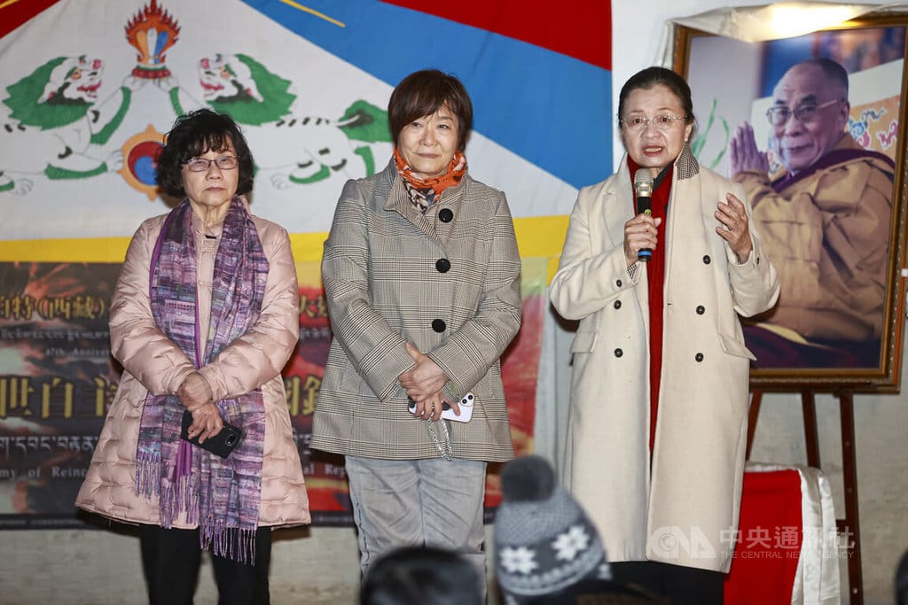 西藏台灣人權連線等民團10日晚間在台北自由廣場舉行「310圖伯特（西藏）抗暴日67週年燭光晚會」，國家人權委員會副主委紀惠容（中）、委員田秋堇（右）、王幼玲（左）等人到場聲援。 圖：中央社