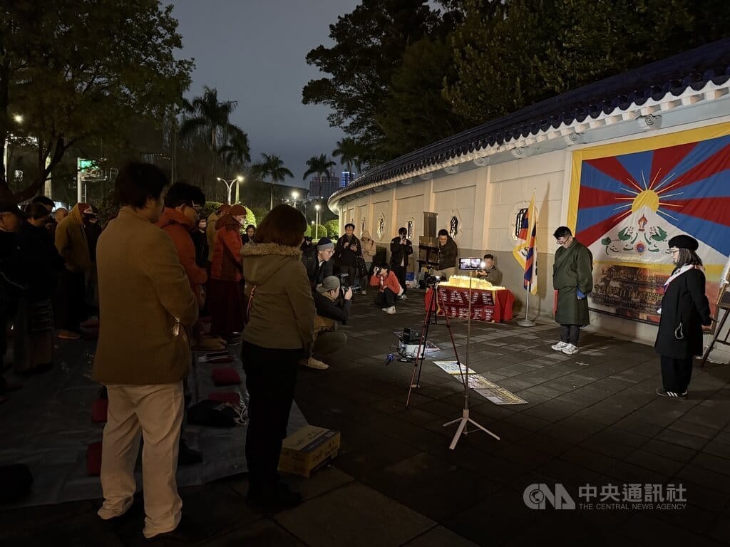 今年是310西藏抗暴日67週年，在台藏人福利協會、西藏青年會台灣分會等團體10日晚間在自由廣場舉辦燭光晚會。活動開始前民眾為西藏抗暴犧牲者進行默哀。 圖：中央社