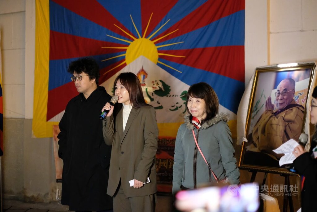 在台藏人福利協會、西藏青年會台灣分會等團體10日晚間在自由廣場舉辦燭光晚會。台灣國會西藏連線會長、民進黨立委吳沛憶（中）；台灣國會西藏連線成員民眾黨立委陳昭姿（右）、民進黨立委沈伯洋（左）也出席活動並發表演說。 圖：中央社