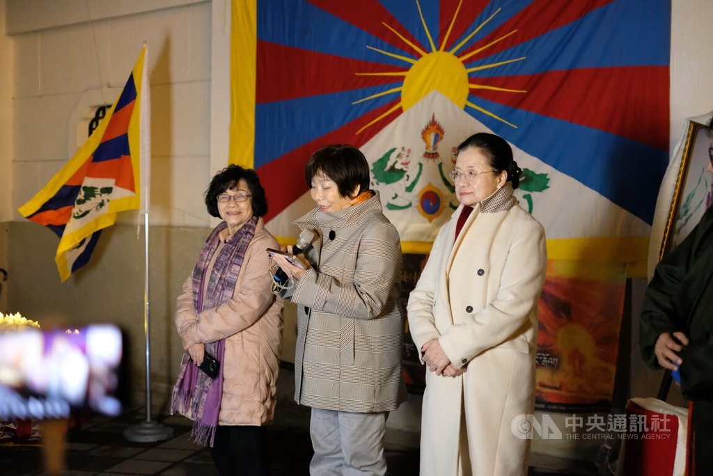在台藏人福利協會、西藏青年會台灣分會等團體10日晚間在自由廣場舉辦燭光晚會。國家人權委員會副主委紀惠容（中）、委員田秋堇（右）、委員王幼玲（左）亦出席今晚活動。 圖：中央社