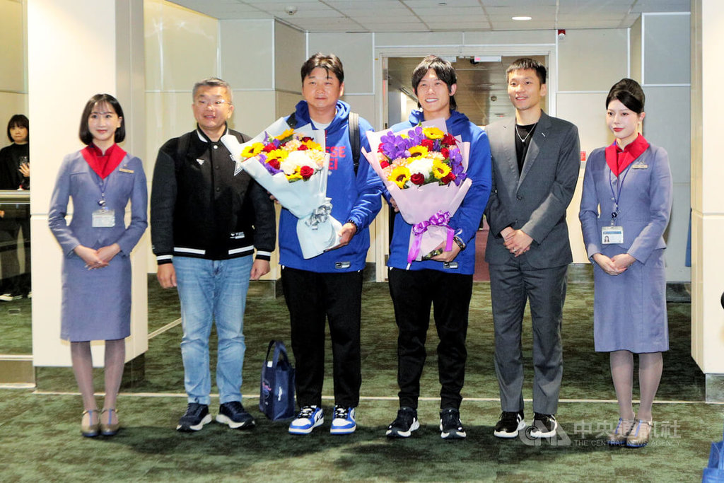 WBC經典賽C組預賽結束，台灣隊11日凌晨搭機抵台，中職會長蔡其昌（左2）也一同返台，運動部長李洋（右2）也前往接機，總教練曾豪駒（左3）及球員陳冠宇（右3）代表接受華航地勤獻花。中央社記者吳睿騏桃園機場攝　115年3月11日