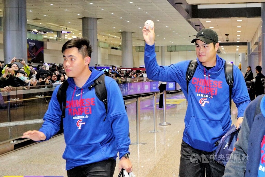 WBC經典賽C組預賽結束，台灣隊11日凌晨搭機抵台，第二航廈接機大廳更湧入逾300名球迷以行動力挺台灣隊，球員宋晟睿（右）也向球迷展示棒球，球迷直呼「是接殺韓國的最後一顆球」。中央社記者吳睿騏桃園機場攝　115年3月11日