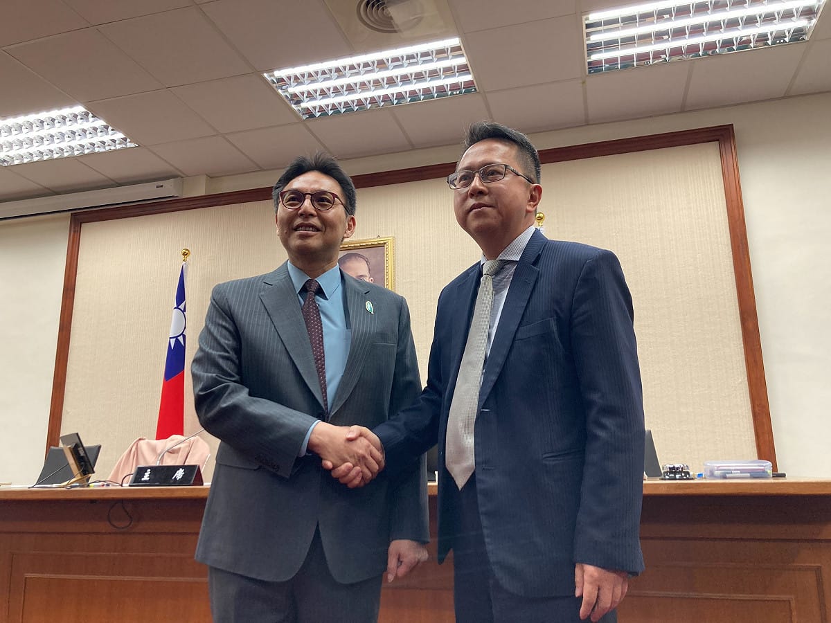民眾黨立委洪毓祥（左）、民進黨立委邱志偉（右）擔任立法院經濟委員會召委。 圖：洪毓祥辦公室 / 提供