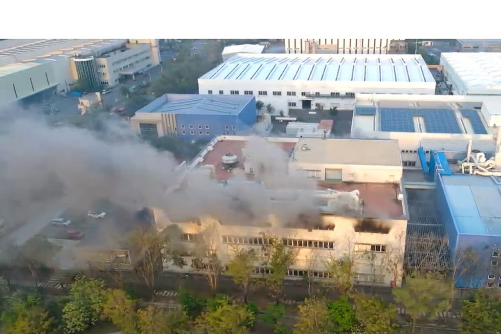 台南市柳營工業區一家工廠11日上午發生火災，2樓處冒出濃煙，沒有人員受傷受困，因廠內存放大量化學物質，相關單位持續監測。（讀者提供）中央社記者楊思瑞台南傳真 115年3月11日