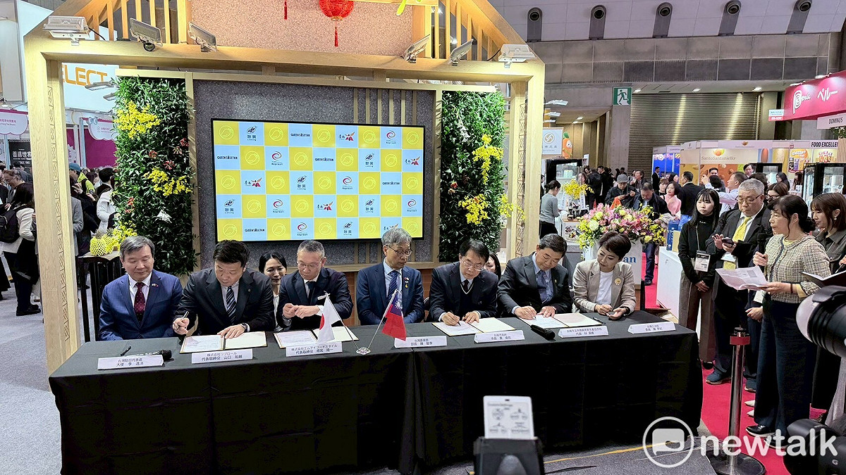 台南市長黃偉哲代表南市府與三越伊勢丹控股集團旗下的 MI  Foodstyle、株式會社 Reproall 及玉井聯興青果合作社四方共同簽署芒果採購合作備忘錄，農業部長陳駿季、駐日代表李逸洋、立法委員陳亭妃、林宜瑾等貴賓共同見證。 圖：台南市政府提供