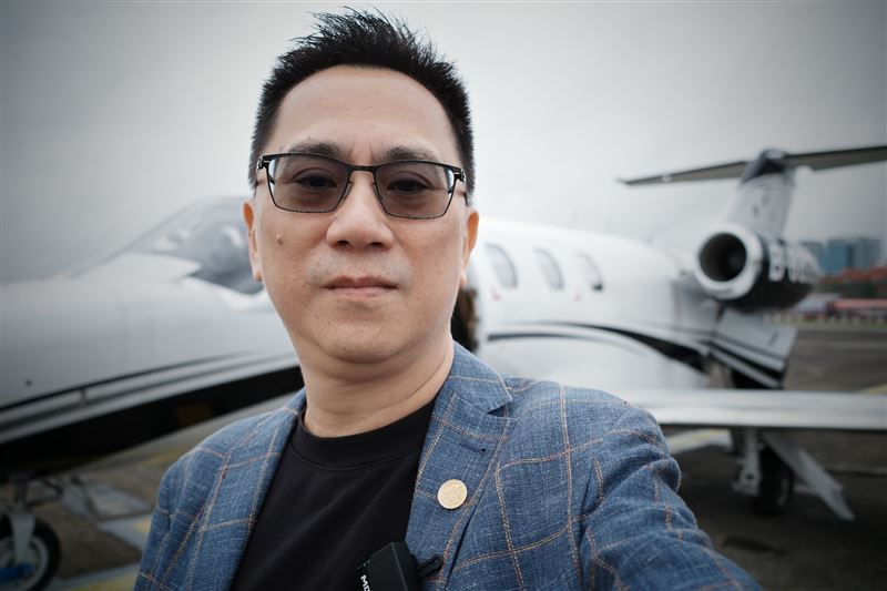 網紅「486先生」在臉書po出自己在松指部搭機照打臉。 圖：翻攝自陳延昶臉書