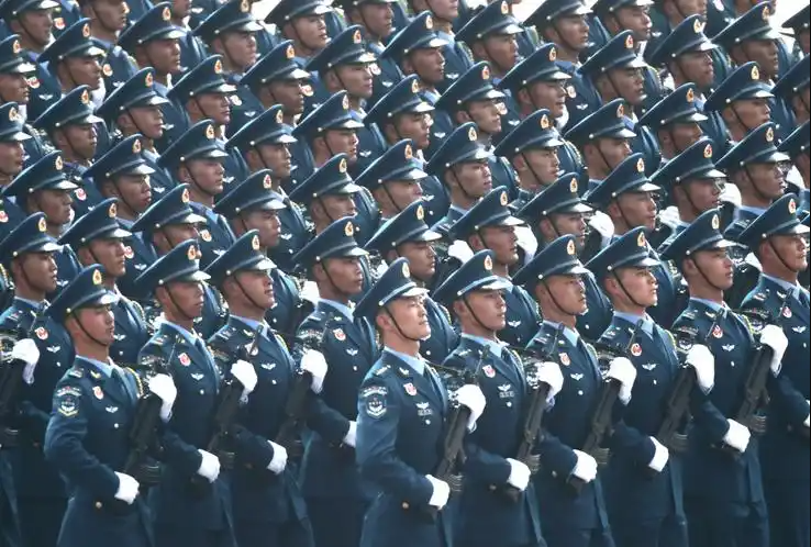 中國現役兵力約 203.5 萬人，位居全球第一。 圖:翻攝自人民網