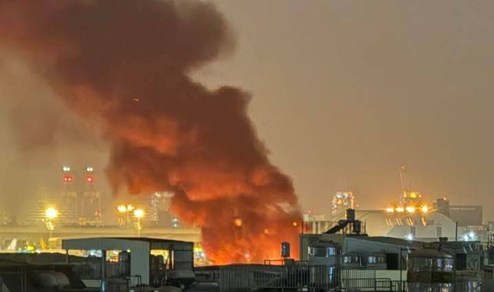 小港國際機場旁果園傳火警，火勢猛烈且濃煙一度逼近飛機跑道。 圖：民眾提供