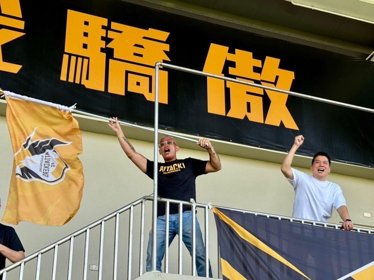 我國球迷高喊「台灣加油」遭主辦方干預，李柏毅(右)要求運動部及澳洲駐台辦事處積極向澳洲足協表達嚴正關切。 圖：李柏毅辦公室/提供