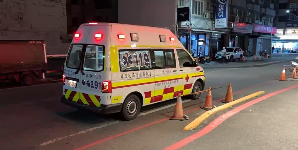 台東卑南鄉10日深夜發生持刀傷人案。1家人在工寮聊天小酌，忽然2男子闖入討債，爆發口角衝突，隨即持刀砍傷2人後逃逸，傷者送到台東基督教醫院醫治，所幸沒有生命危險。（民眾提供）中央社記者盧太城傳真 115年3月11日