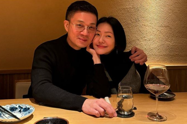 小S去年經歷喪姊之痛，沒想到小S老公許雅鈞卻爆出疑似拿大S的出殯照搭訕女粉絲。 圖：翻攝自小S FB