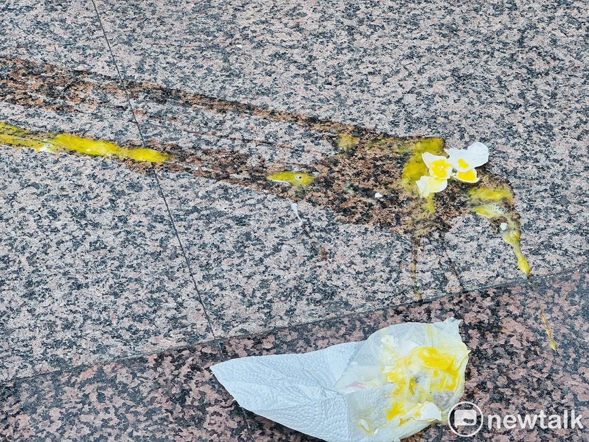 新黨副秘書長游智彬突然跑到大馬路上隔街丟雞蛋，險些砸到一旁守候的媒體攝影，造成虛驚一場。 圖：謝莉慧/攝