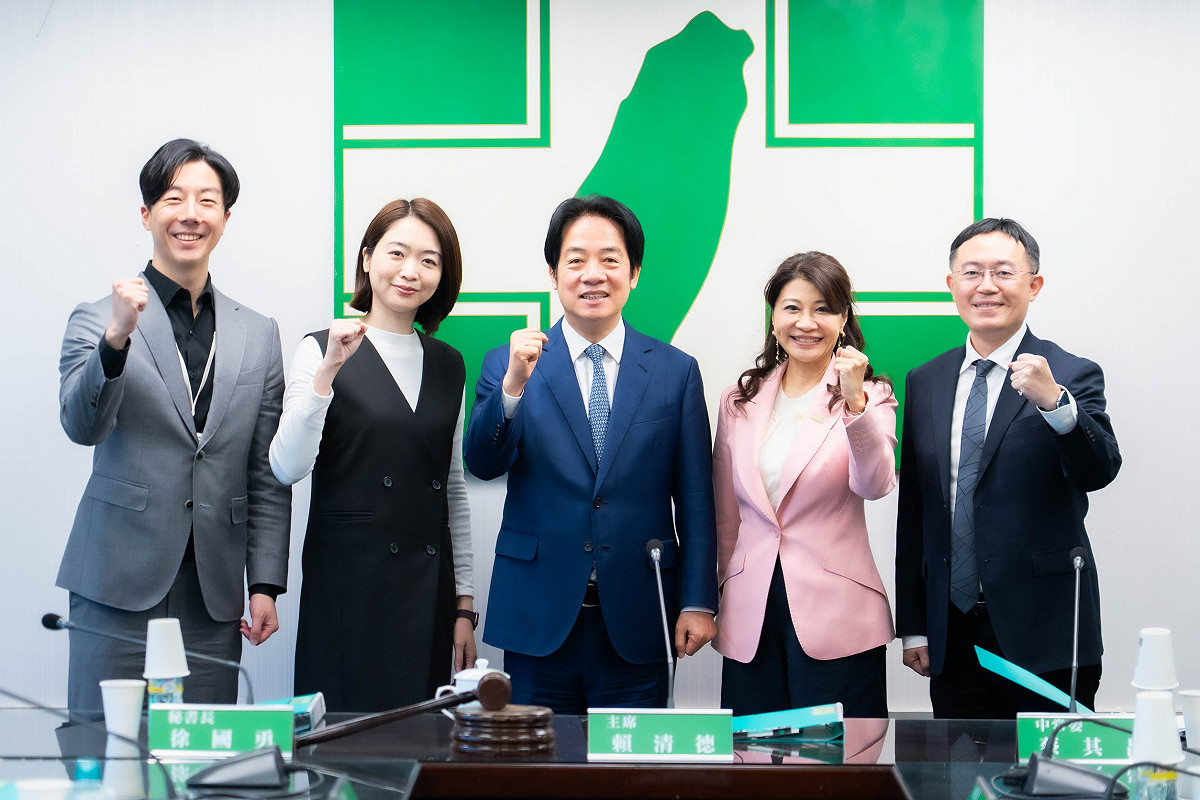 民進黨今（11日）召開中常會，總統兼任民進黨主席賴清德在會中宣布，立委林楚茵（右2）將接任黨部發言人一職。未來民進黨將有林楚茵、吳崢、韓瑩和李坤城共4位發言人。 圖：民進黨提供