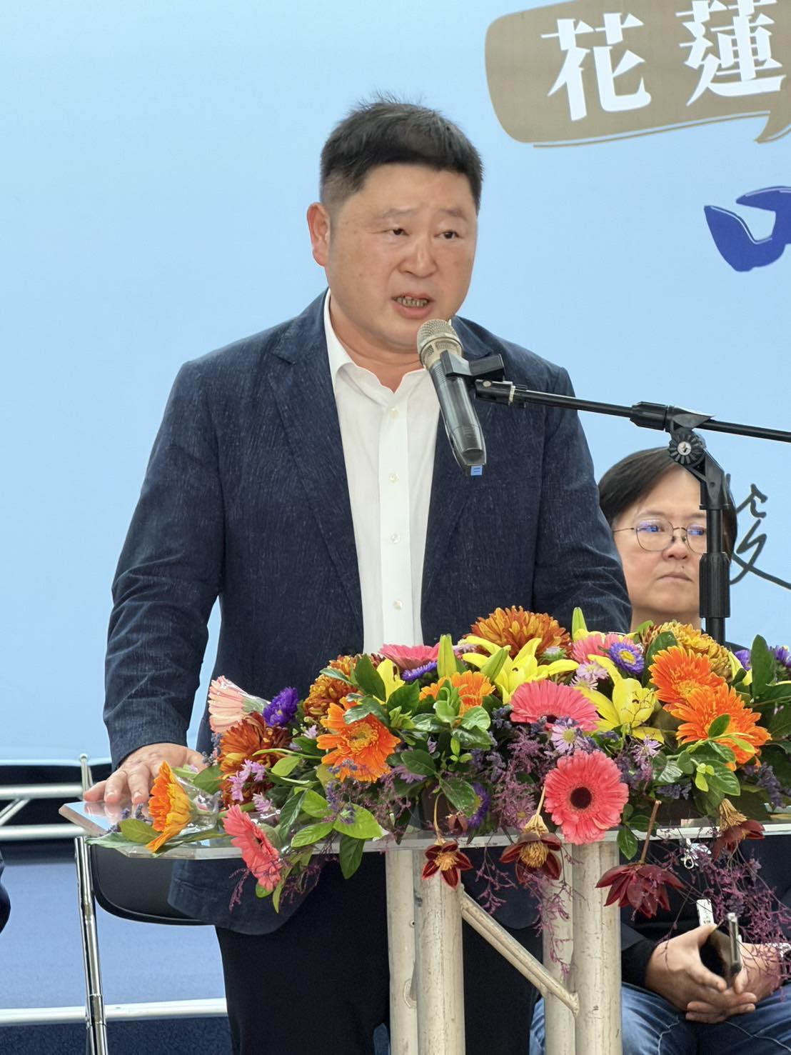 花蓮縣議會議長張峻11日在縣議會無黨籍政團聯盟、媒體人何啟聖等人陪同下，正式宣布投入年底花蓮縣長選舉。 圖：翻攝自張峻﻿臉書