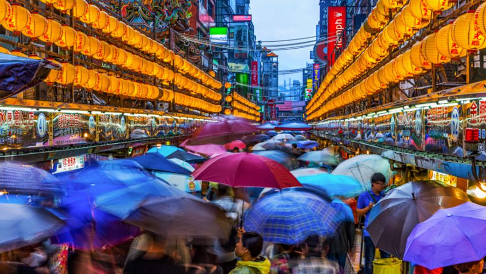 基隆廟口夜市被民眾爆出隔壁巷弄油汙嚴重，惡臭且容易滑倒。 圖：翻攝基隆旅遊網