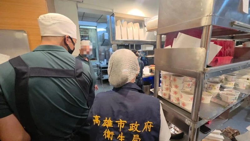 高雄連鎖便當店爆食安問題，餐盒出現蟑螂屍體，衛生局依法開罰。 圖：高雄市衛生局提供