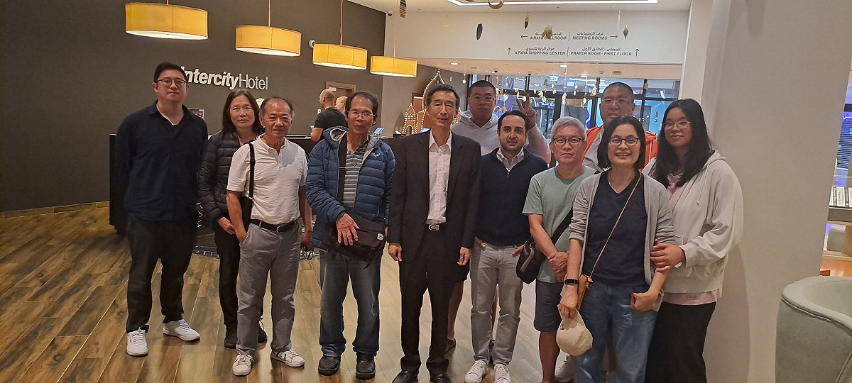 駐阿曼代表牟華瑋在首府馬斯開特接應自杜拜撤出的國人，並轉達政府慰問之意。 圖：駐阿曼代表提供