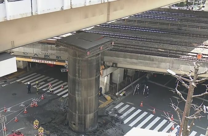 大阪梅田地區今（11日）上午驚現罕見「地表竄管」事件，一根地下鋼管突然冒出地面，高度約 18 公尺，嚇壞路過民眾，也造成交通一度中斷。 圖:翻攝自X帳號@Prince_Ootsu