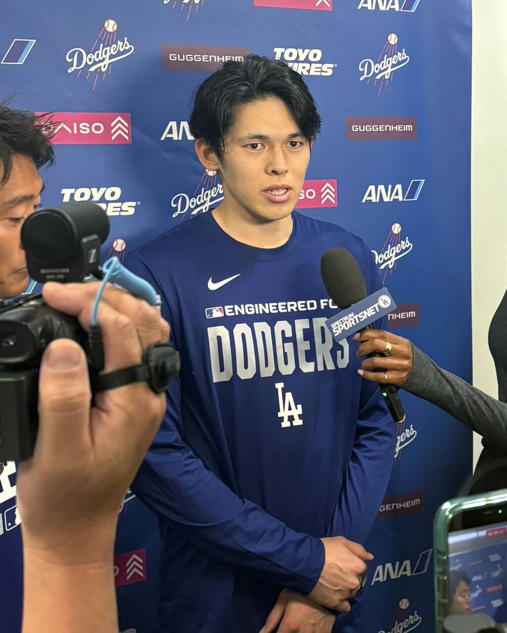 MLB洛杉磯道奇隊的日本投手佐佐木朗希10日在美國亞利桑那州格倫代爾的春訓基地受訪。（共同社）