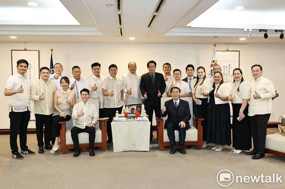 台南市長黃偉哲今年訪菲曾拜訪姊妹市加美地(Cavite)市，當時適逢該市市長Denver Chua出國，由副市長Benzen Raleigh Rusit代表接待，Denver Chua市長今日特地率副市長、市議員等一行17人回訪台南。 圖：台南市政府提供