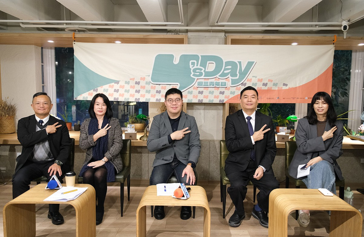 Y’s Day「週三青年日」11日晚上舉辦第138場「泰式民主的未竟之路：街頭、王室與國會之間的拉鋸」。舞台上由左至右依序為蕭督圜、鄭子真、王文岳、洪耀南、陳璽安。 圖：Y’s Day「週三青年日」提供