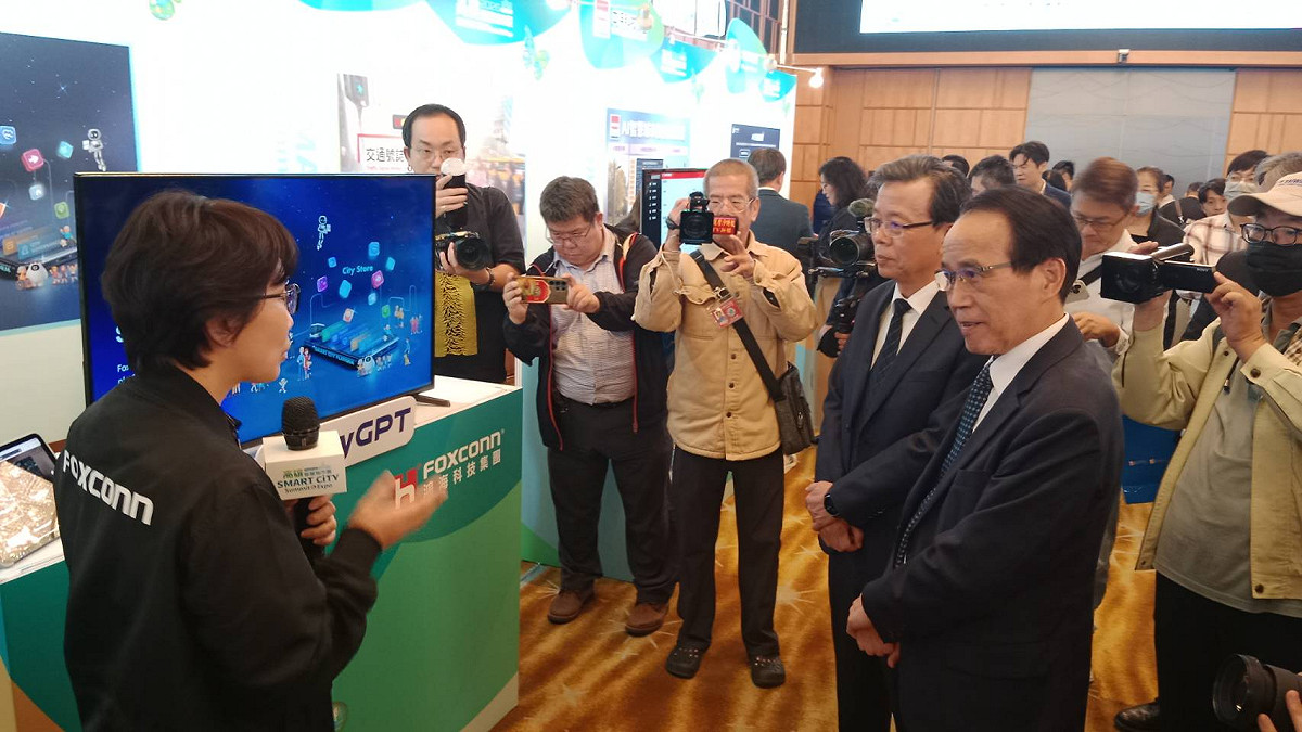 林欽榮(右二)參觀鴻海科技集團展示的「CityGPT智慧城市平台」。 圖：孫家銘攝