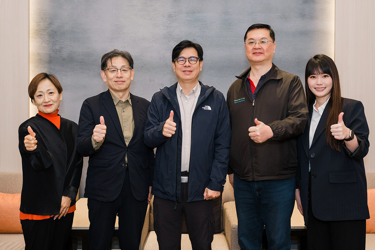 陳其邁(中)率高市團隊與竹內信義(左二)於桃園國際機場會合。 圖：高雄市政府/提供