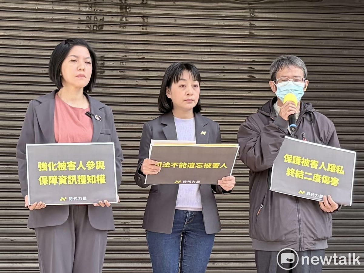 時代力量主席王婉諭今（12）日與校園割喉案被害人家屬楊爸爸及委任律師李惠暄召開「傷痕不該被消音，司法不能遺忘被害人」記者會。 圖：李宣萱 / 攝
