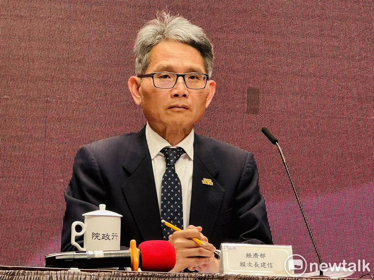 經濟部今（12）天在行政院會報告「因應中東情勢變化，所採取的應變措施」，圖為經濟部次長賴建利。 圖：謝莉慧／攝