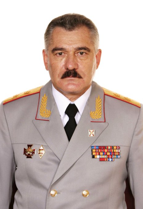 網傳消息稱，俄軍防空部隊司令列昂諾夫將軍近期從莫斯科住家的窗戶摔落後不治身亡。但有網友查證後發現，列昂諾夫早在 2022 年 4 月就已死亡，對相關消息的真實性表示懷疑。 圖：翻攝自 @OlenaRohoza X 帳號