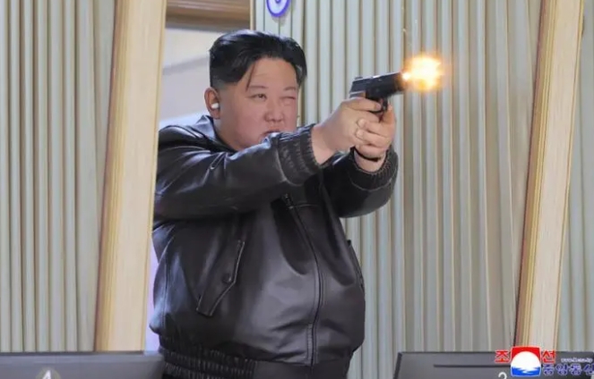 北韓領導人金正恩體驗手槍射擊。 圖 : 翻攝自朝中社