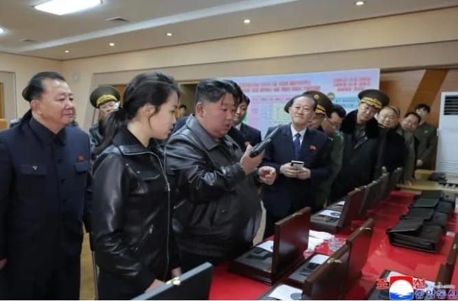 北韓領導人金正恩帶女兒金主愛視察武器製造工廠。 圖 : 翻攝自朝中社