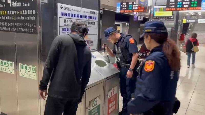 網友揚言台北車站隨機放炸彈，警方加強巡查。 圖：翻攝畫面