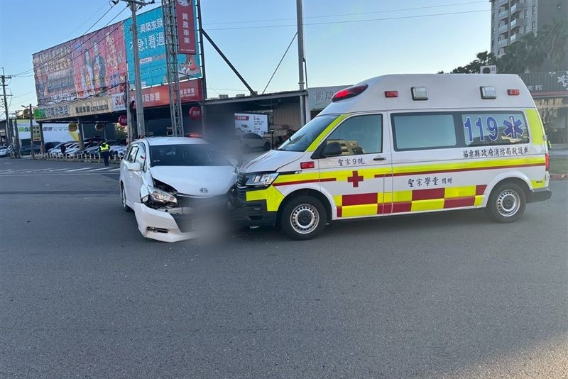 苗栗救護車與轎車發生交通事故，車頭皆受損。 圖：翻攝畫面