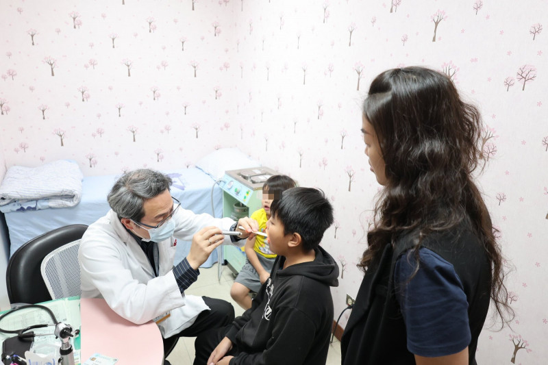 彰化二林爆發食人菌家庭群聚，一家8人喉嚨劇痛如刀割，其中6位重症住院後均已康復。 圖：彰化醫院／提供