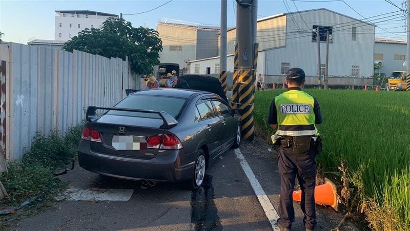 張姓男大生為閃違規迴轉的休旅車，失控撞向電線桿身亡。 圖：翻攝畫面